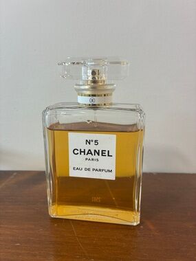 CHANEL No.5 Eau de Parfum — Clear & Gold Bottle with Amber Liquid